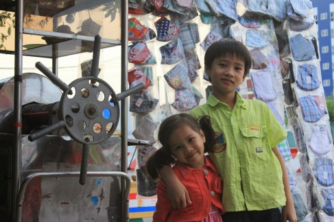 Quận 7, SaiGon - Con 'chủ quán nước mía' đón Tết 2014 - Children of sugar cane juice shop in Vietnam - Photo: vandungsilk