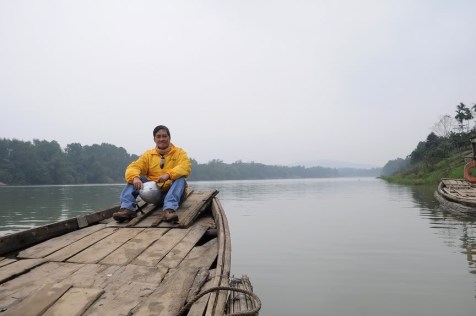 Xuôi theo dòng sông Hương quê mình ra với biển cả mênh mông