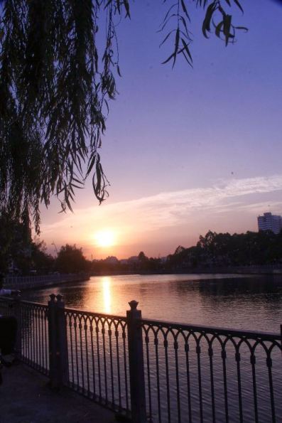 Hoàng hôn trên kênh Nhiêu Lộc (đoạn gần ga SG)