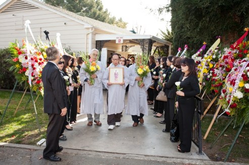 Hai hàng cựu nữ sinh Đồng Khánh đứng hai bên đưa tiển ...