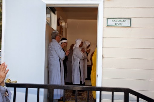 ...tang lễ vẫn tiến hành trong phòng kiếng 