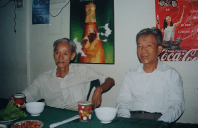 Thầy Hồ Bá Lăng (bên phải) và Thầy Trần Tuyển,  2001