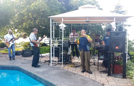 Nhạc sĩ Nguyễn Văn Hòa bên bờ hồ Ontario, 7/11/2015