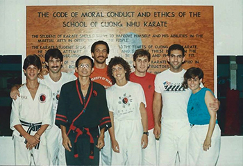 Võ s° Ngô Óng cùng các Ç tí t¡i Mù. ¢nh: .H.H